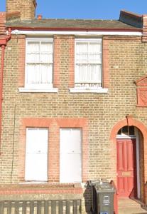 Front view of property